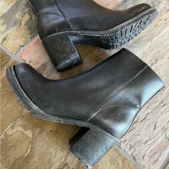 🍃💕NIB FRYE Karen Ankle Zip Distressed Black Leather Bootie Size US 9 - Picture 4 of 12